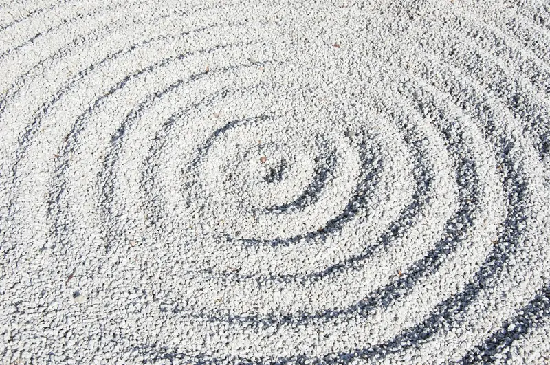 Kumda çizilmiş spiral desen